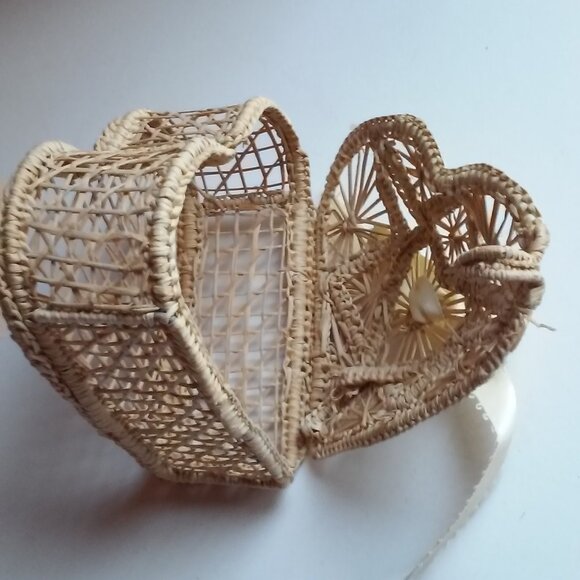 Wicker Heart-Shaped Box - Picture 4 of 4